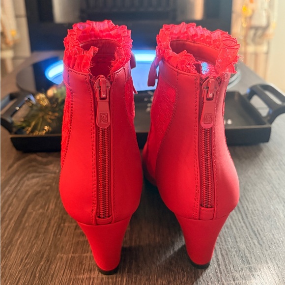 Ashro Womens 2.5 inch Heel Bootie Size 8M Red Lace Inset  Zipper - Picture 5 of 10
